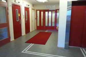 Inre entrédörr i glas med röda detaljer