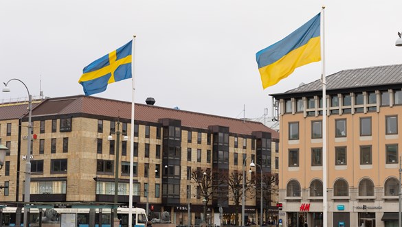 Den svenska  och den ukrainska flaggan bredvid varandra.