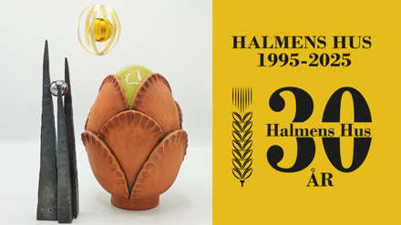 Tre slöjdade föremål i järn, lera och halm intill ordbild halmens hus 30 år