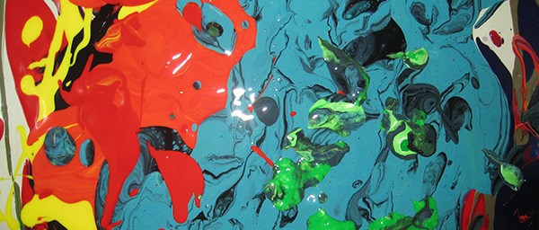 Röd, gul, grön och blå färg blandad