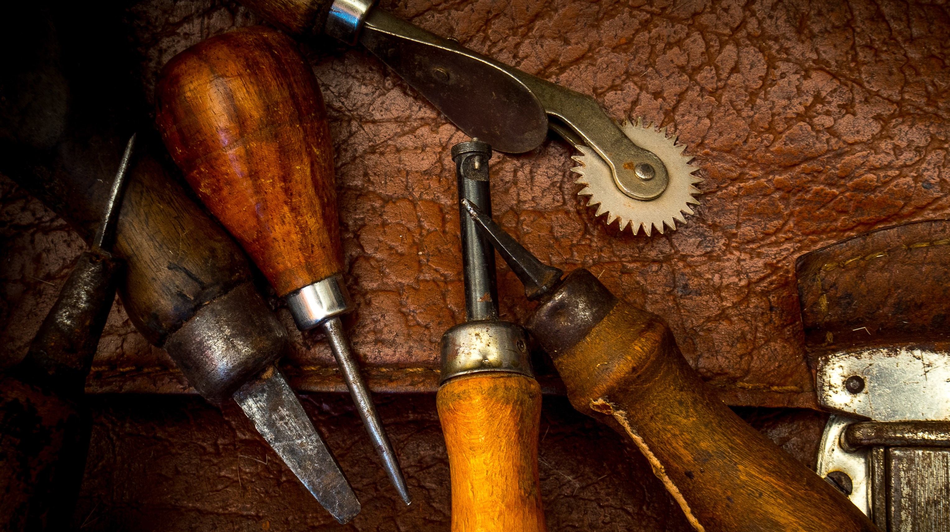 Verktyg ligger placerade på läder