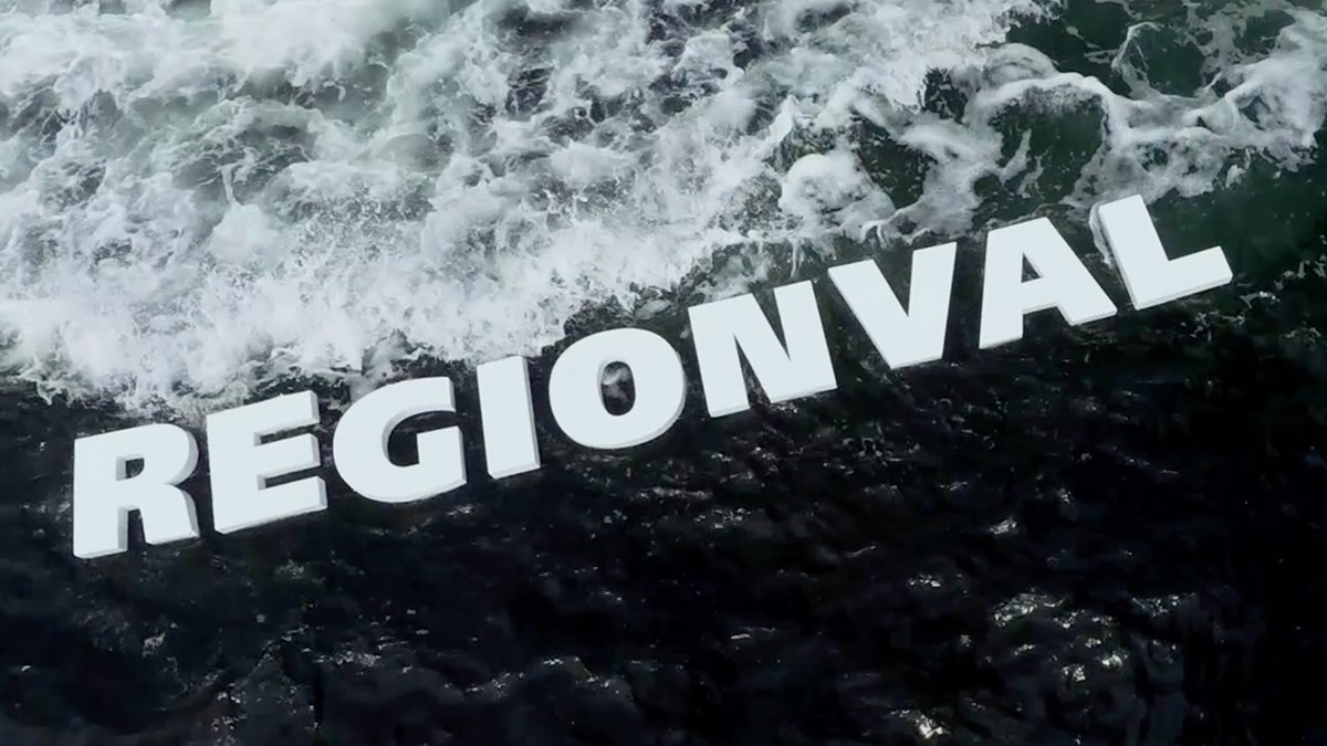 Regionvalet skrivet med stora bokstäver och i bakgrunden är den en bild av havsvågor