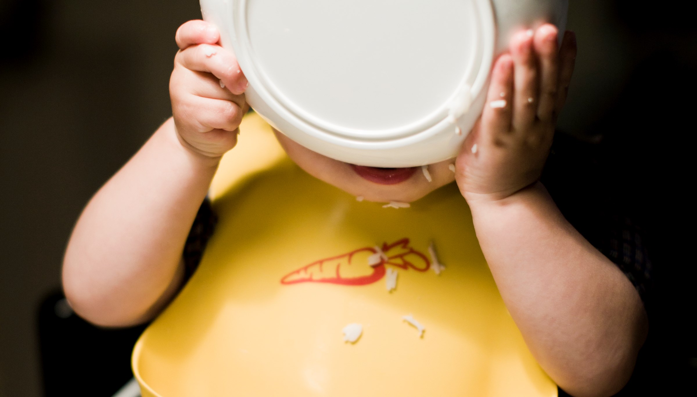 Barn som äter gröt.