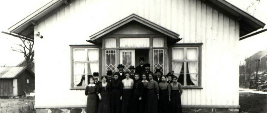 missionshus med folk utanför