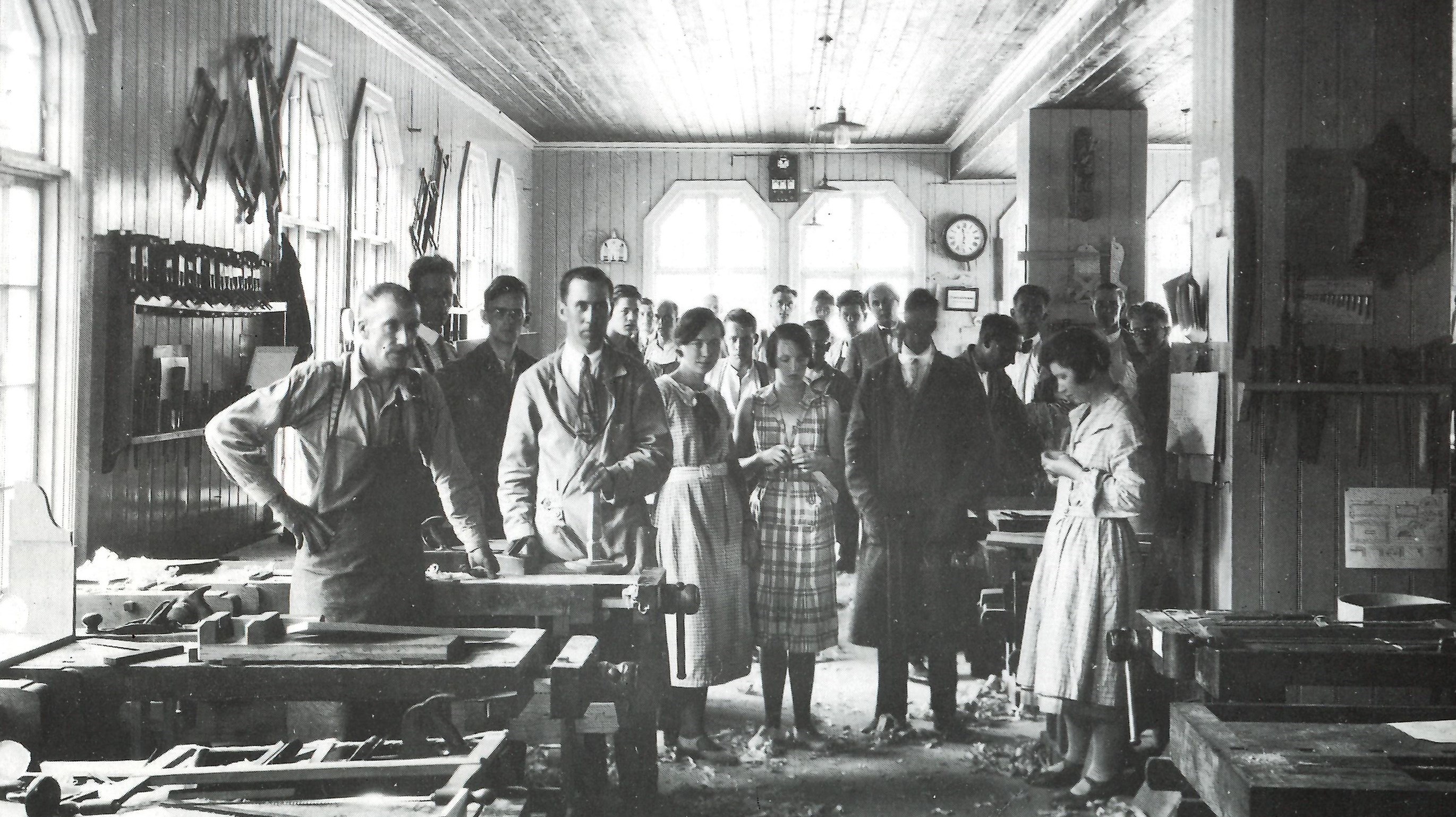 Foto taget omkring 1930-tal av slöjdlärarutbildning i Källnääs 