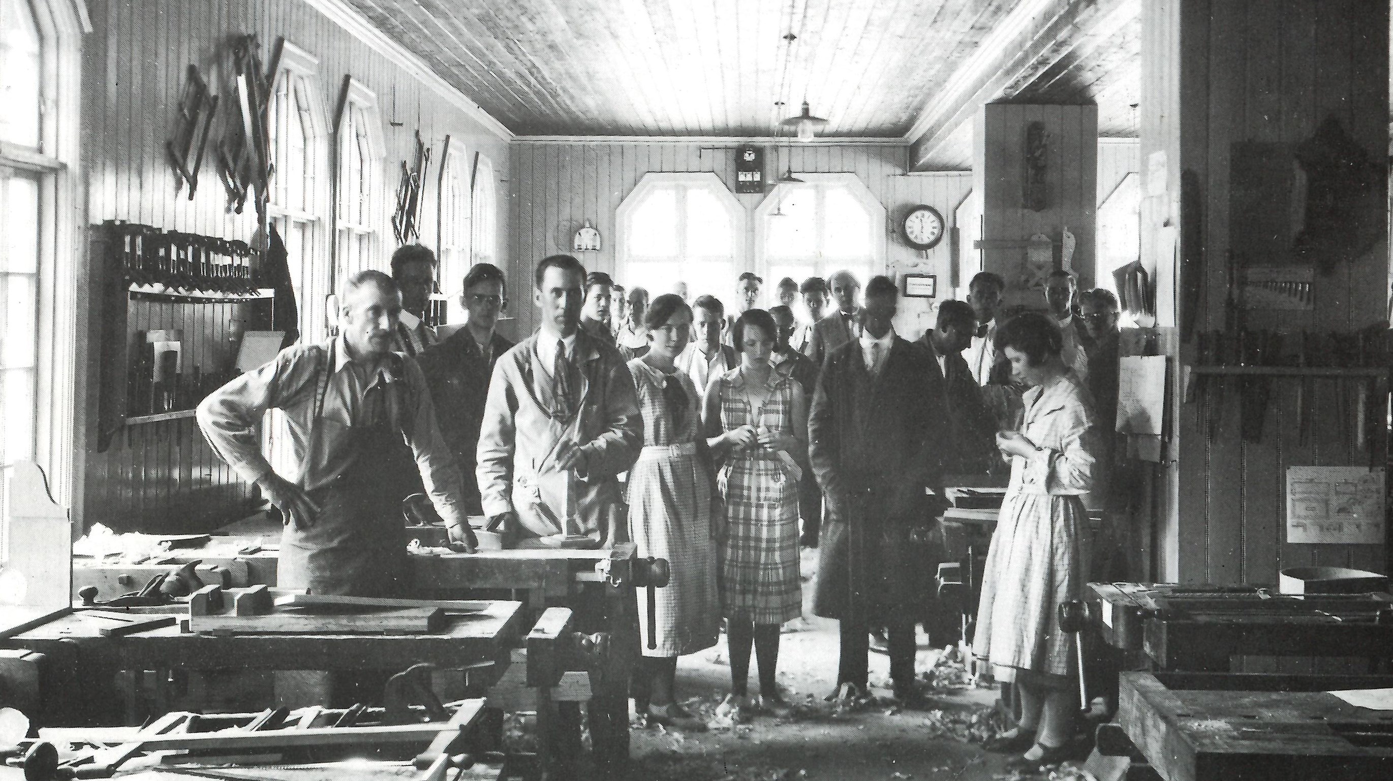 Foto taget omkring 1930-tal av slöjdlärarutbildning i Källnääs