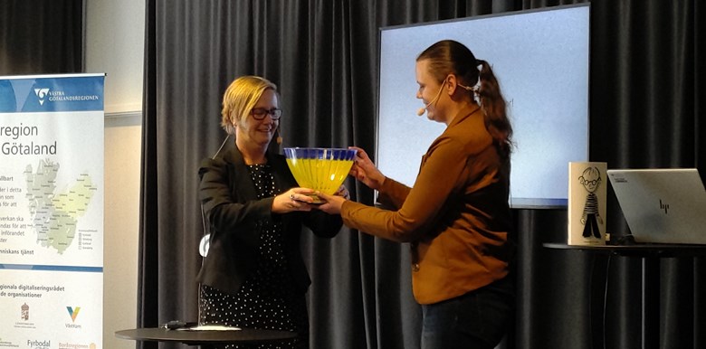 Kristina Jonäng delar ut skålen som utgör digitaliseringspriset till Madelene Alfinsson