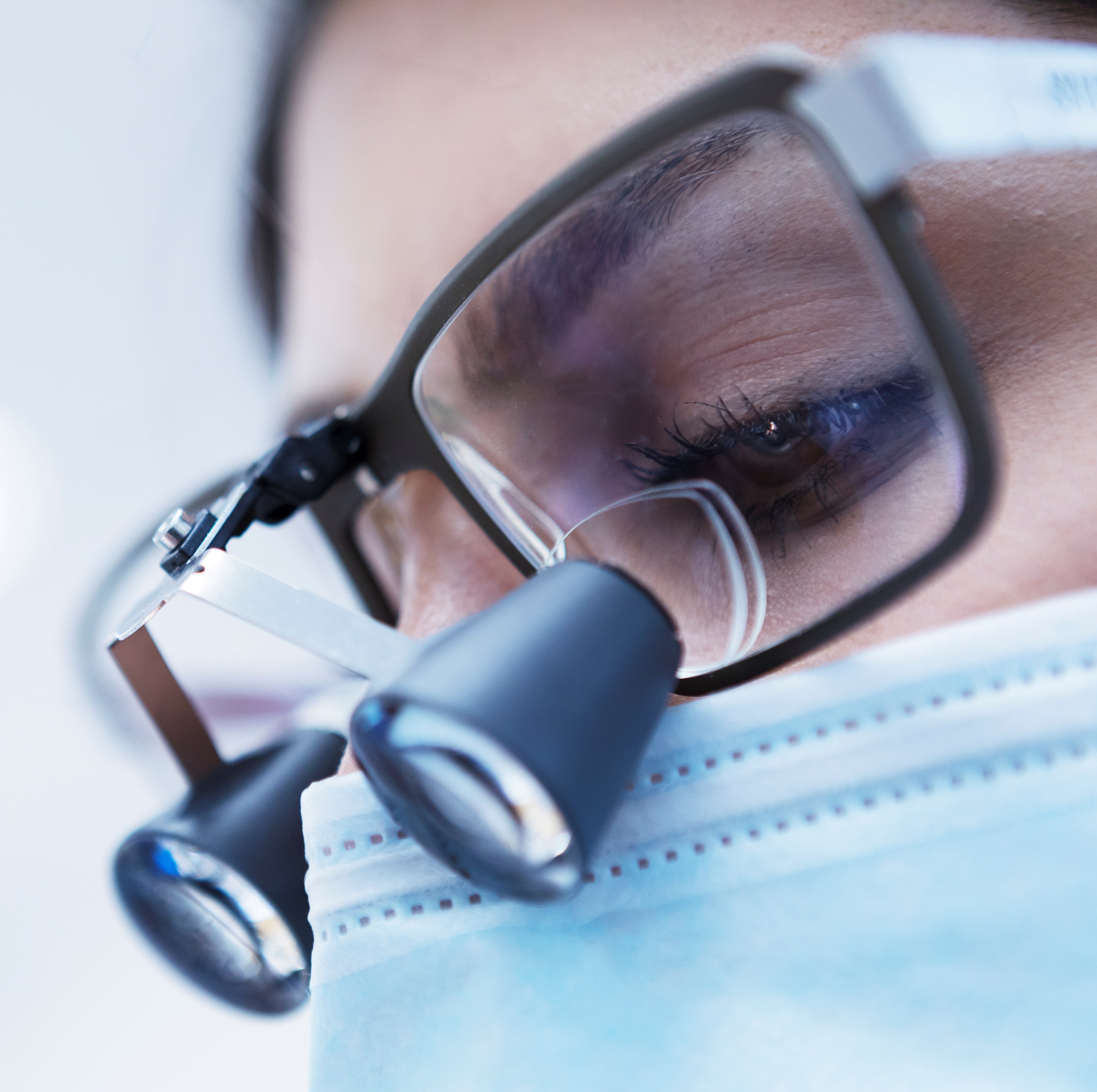 Närbild på vårdpersonal med siktförstärkare på glasögonen