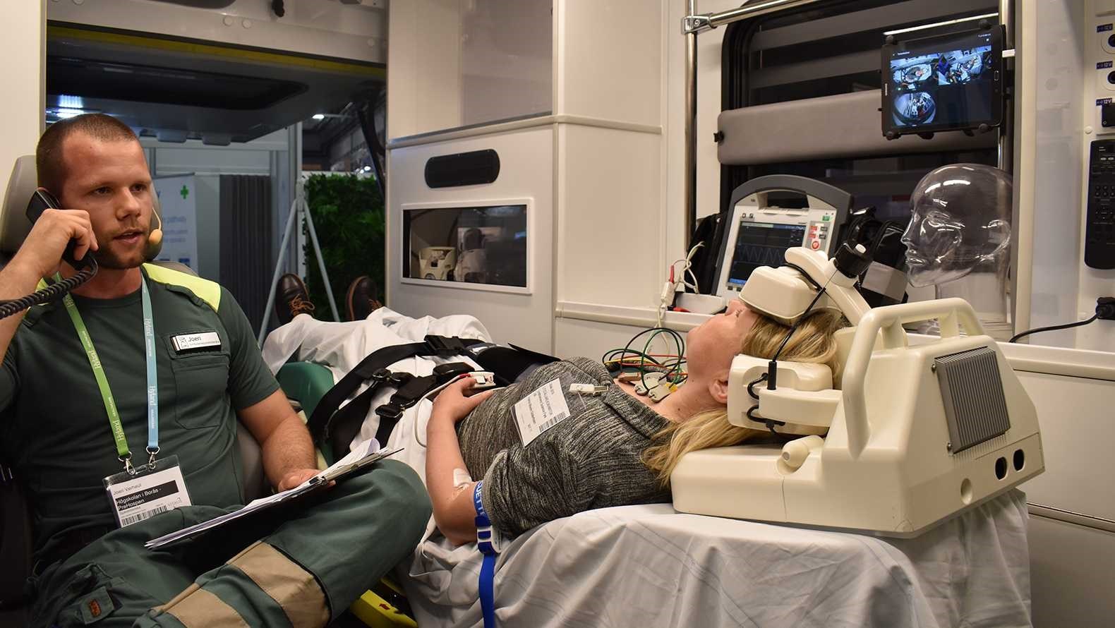 Ambulanssjuksköterska med patient i ambulans