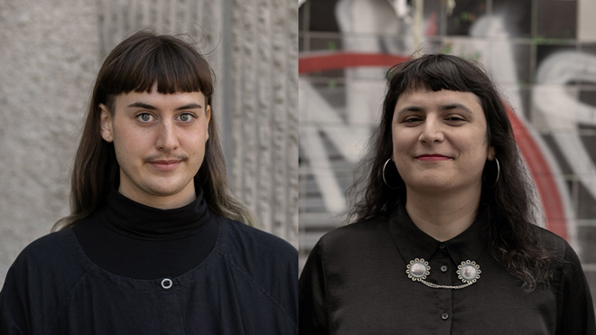 Juno Frisk och Paloma Halén Román har båda två mörkt långt hår och lugg. Juno är klädd i en svart polotröja medan Paloma är klädd i en svart blus. Vid blusens krage sitter ett smycke i silver och hon har silverringar i öronen. Bilderna är tagna var för sig i utomhusmiljö, bakom dem syns en grå respektive en vägg med graffiti.