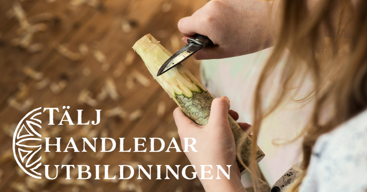 En ung person täljer på en pinne. Texten Täljhandledarutbildningen i vitt mot spånfägad bakgrund
