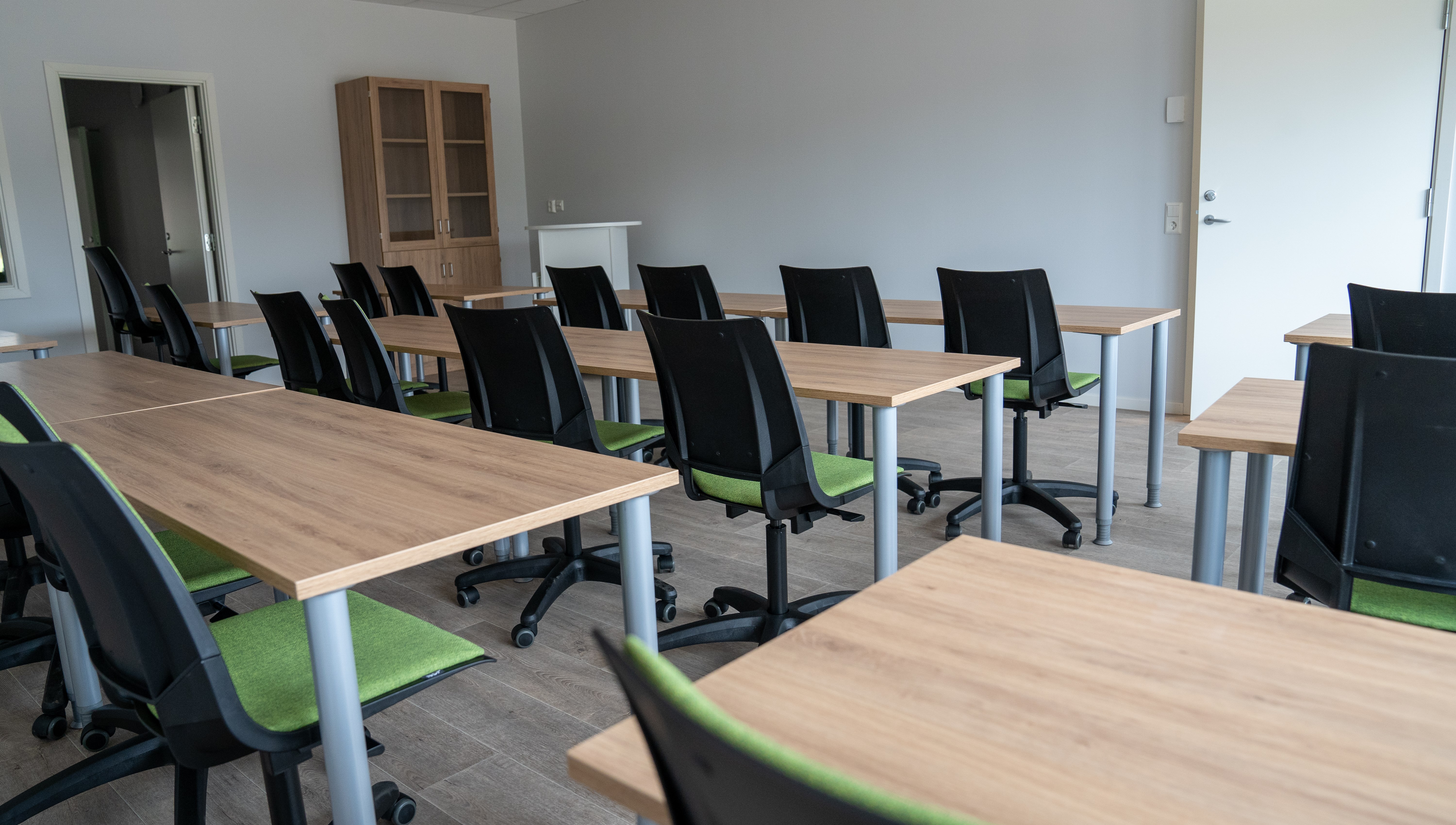 Klassrum med bord och stolar