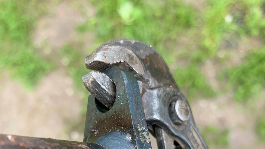 Polygrip håller ett metallföremål