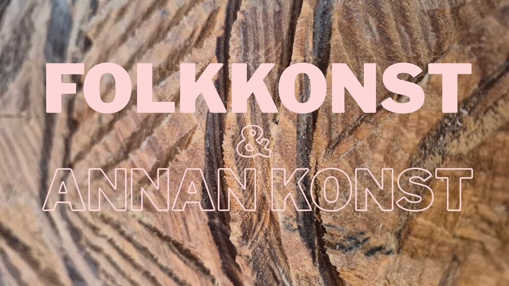 Texten folkkonst & annan konst mot ett stycke trä med spår av motorsågsbearbetning