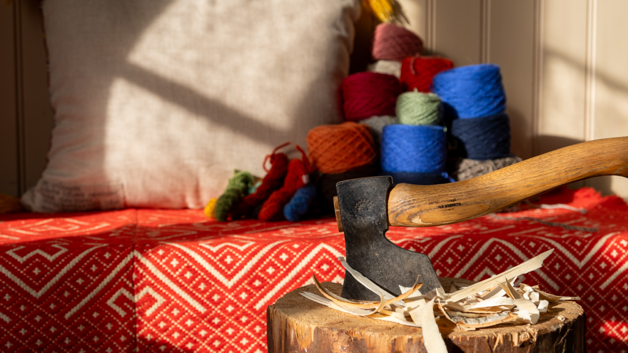 En yxa och en trave garn