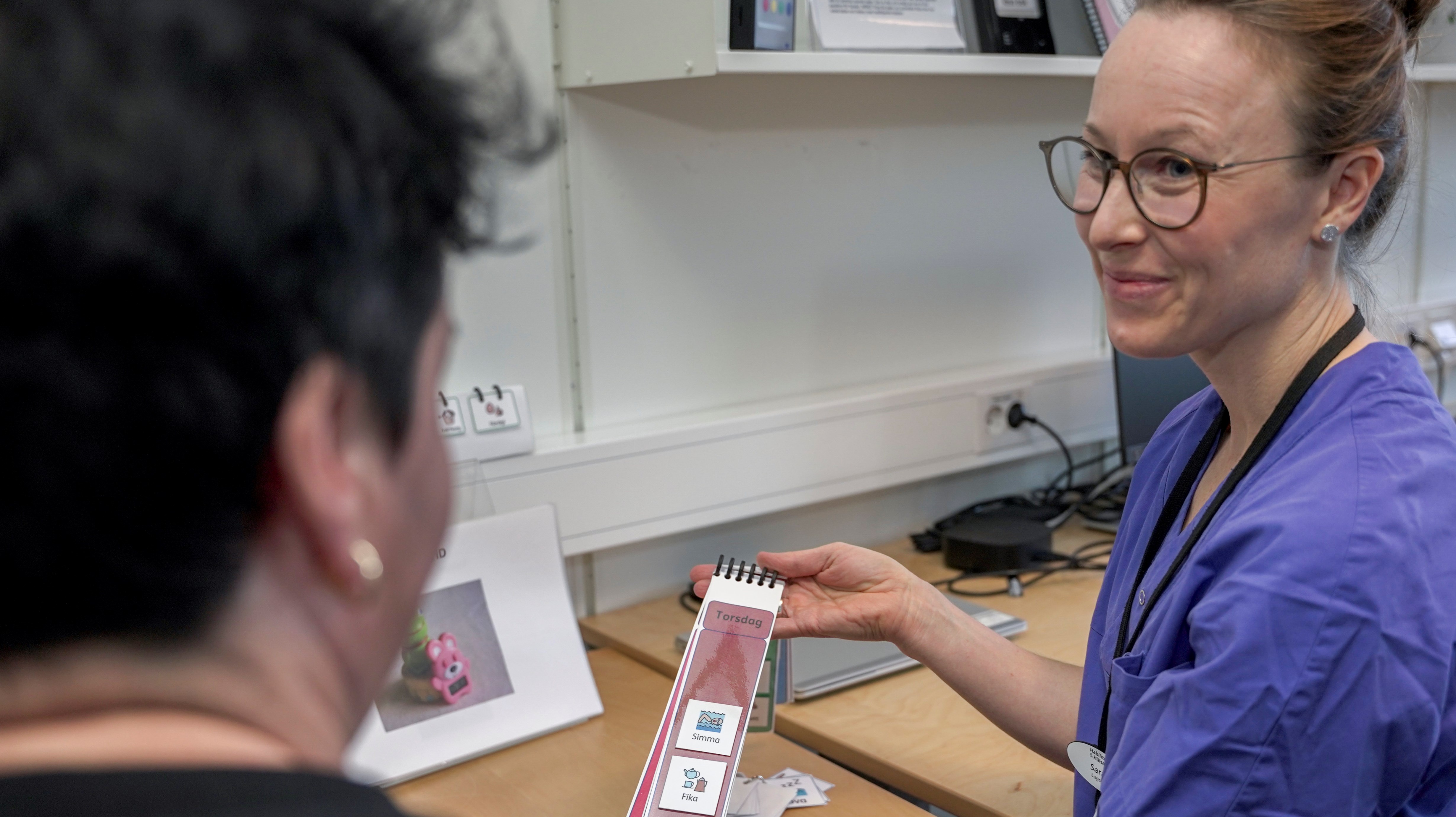 logoped visar bildstöd