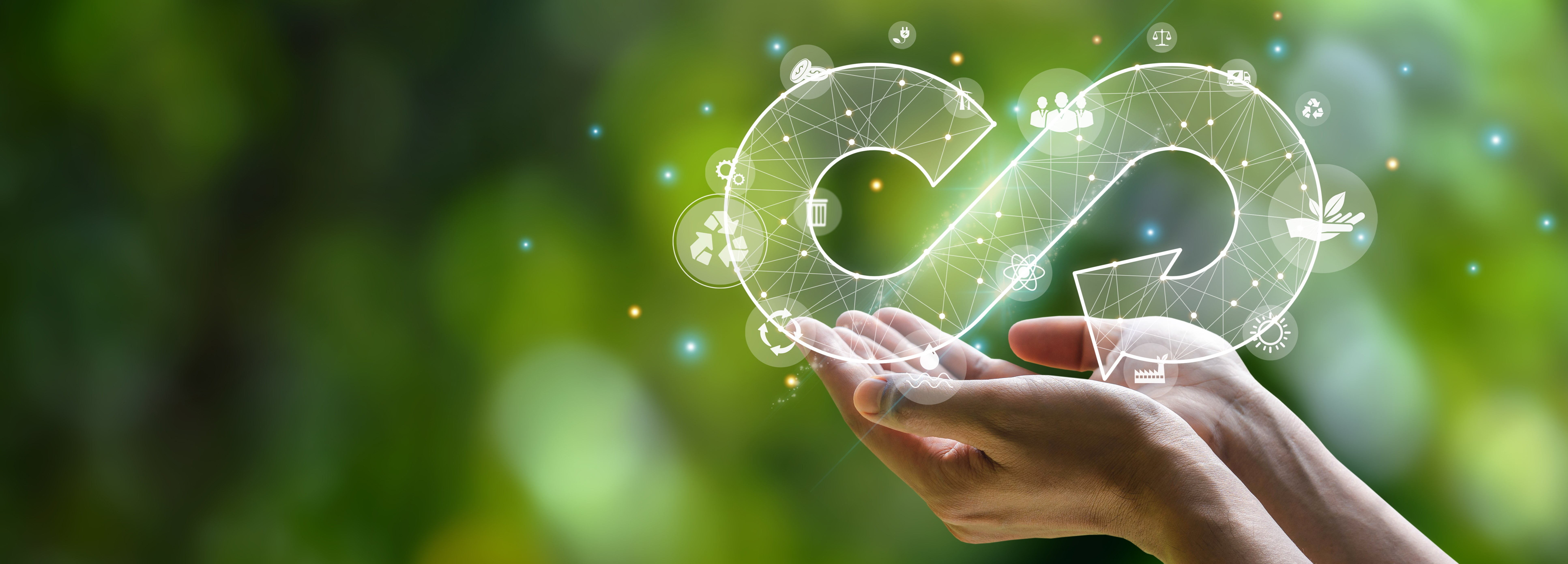 Händer håller i en illustrerad symbol för cirkulär ekonomi