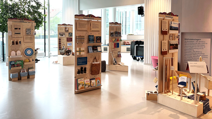 Bild på de fem utställningsdelarna som presenterar de fem minoriteterna.