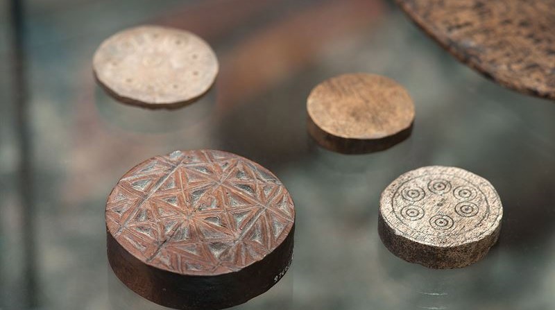 gamlsa spelpjäser på bord