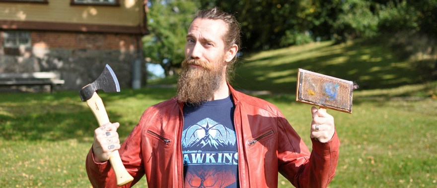 Man med yxa och karda