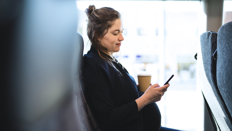gravid kvinna med telefon