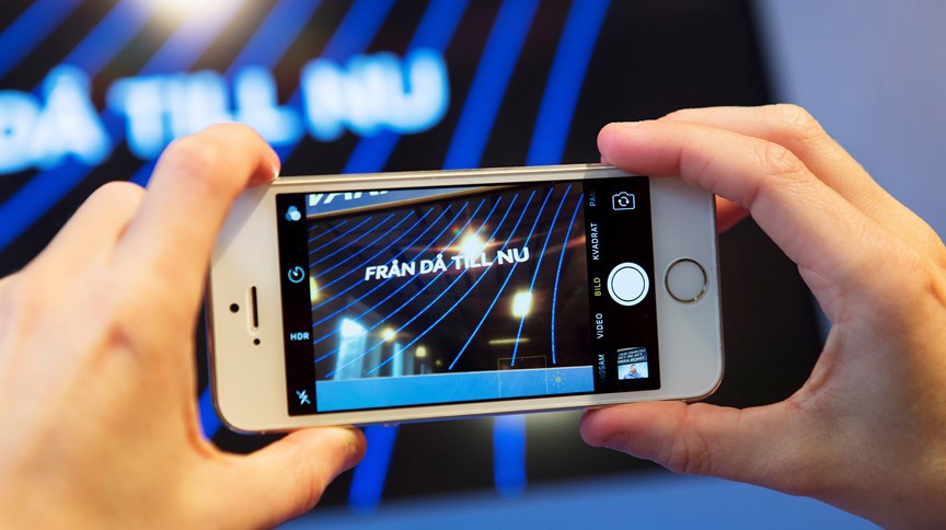 en person håller en mobil och det ser futuristiskt ut