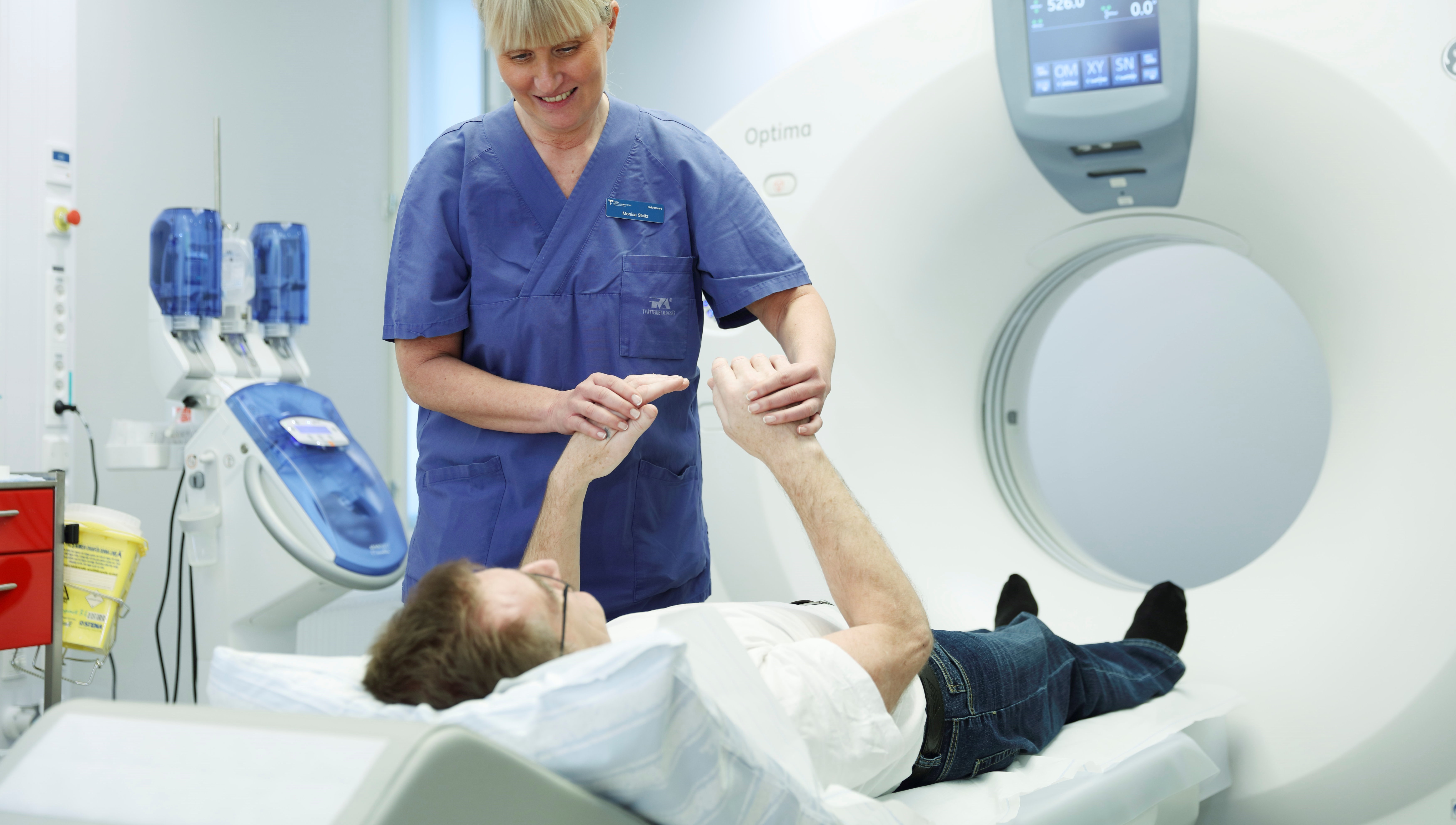 Vårdpersonal och patient vid magnetröntgenkamera