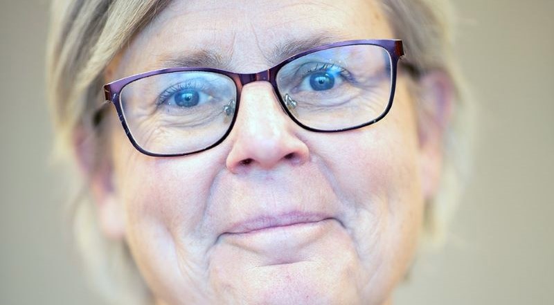 Kvinna, blond, glasögon med mörka bågar