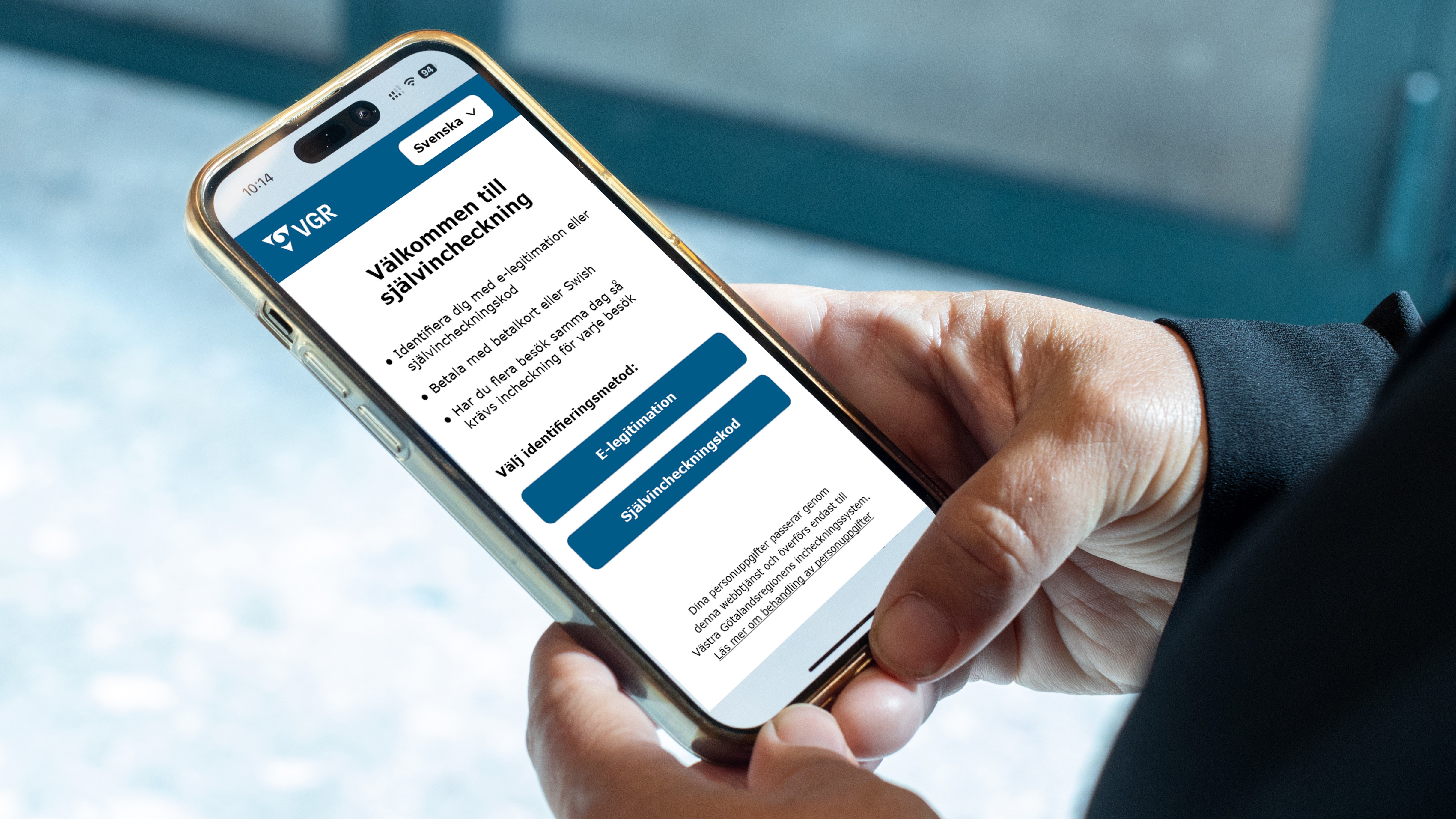 Överaxelnbild på en person som ska självinchecka