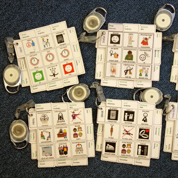 Sex knippor på en svart matta