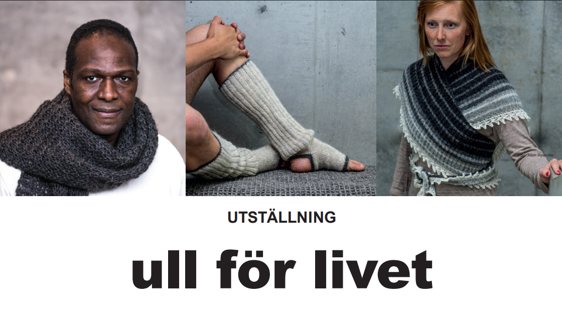 Tre foton från utställningen Ull för livet. En man med en glest stickad halsduk i antracitfärgad ull. Underben klädda i yogasockor stickade i ljusgår ull med mörkgrå kanter, under fötterna en mellangrå våffelväv. Kvinna i stickad hjärtvärmare med spetskant, randig i flera går nyanser. Under bilderna finns texten utställning ull för livet