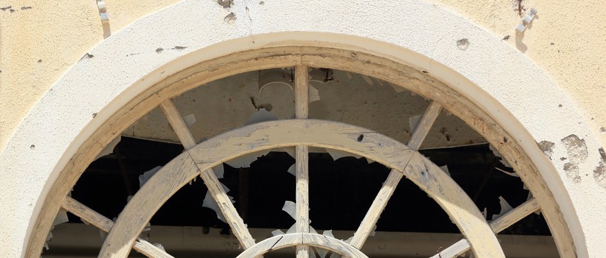 ett runt fönster med glaset krossat