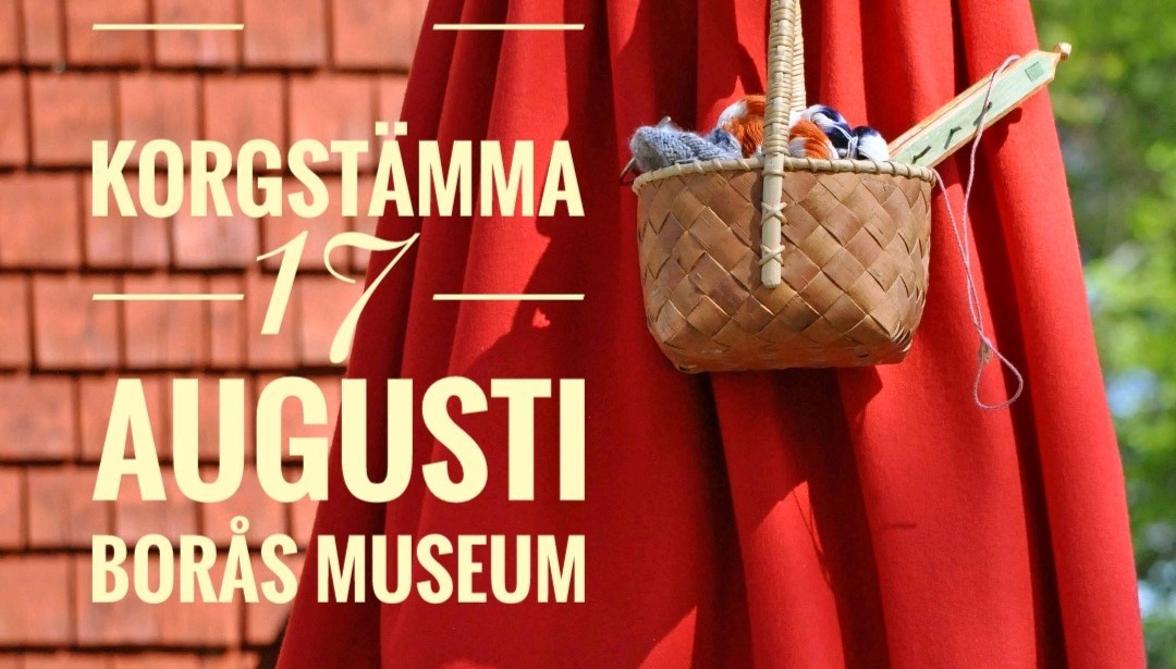 En flätad korg med garn och texten "Korgstämma 17 augusti Borås museum"