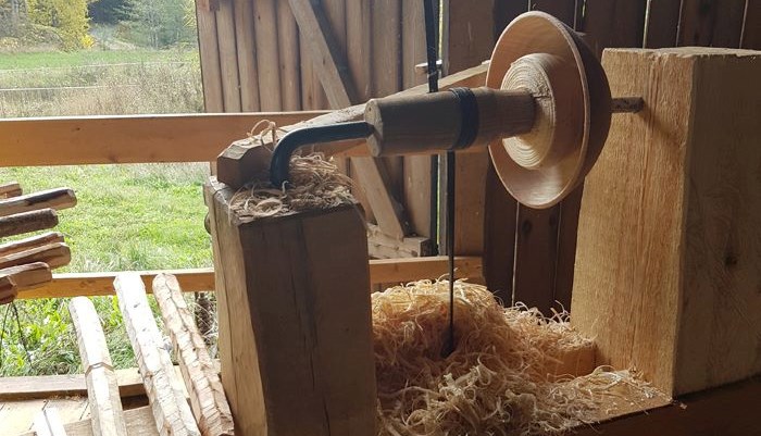 En trampdriven svarv en sommardag