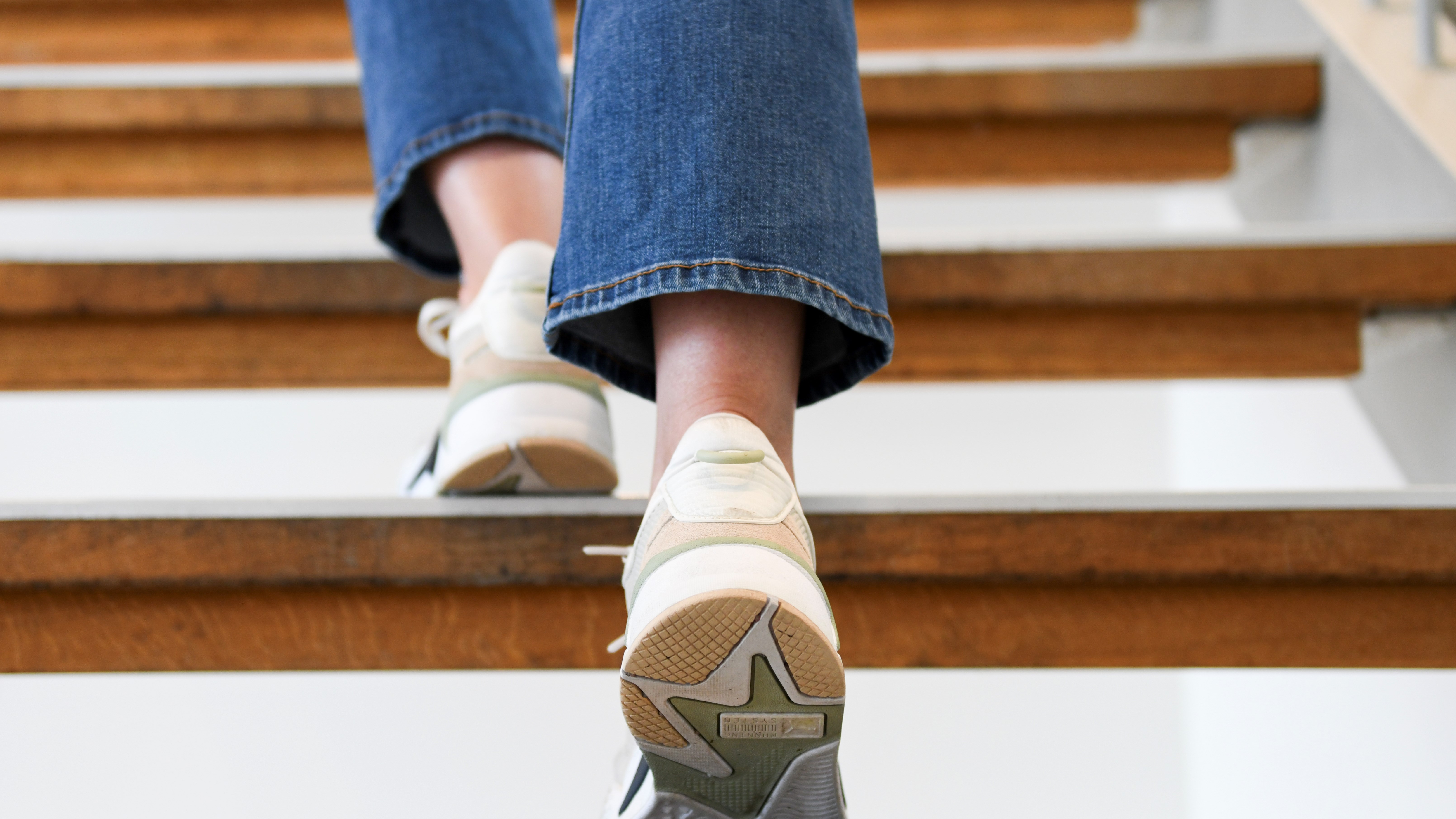 En person som går uppför en trappa.