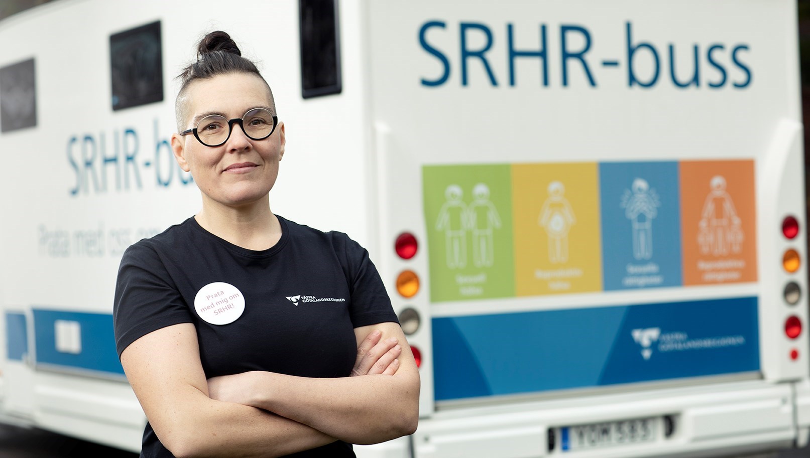 Sofia Wickstrand Linhem framför SRHR-bussen, foto