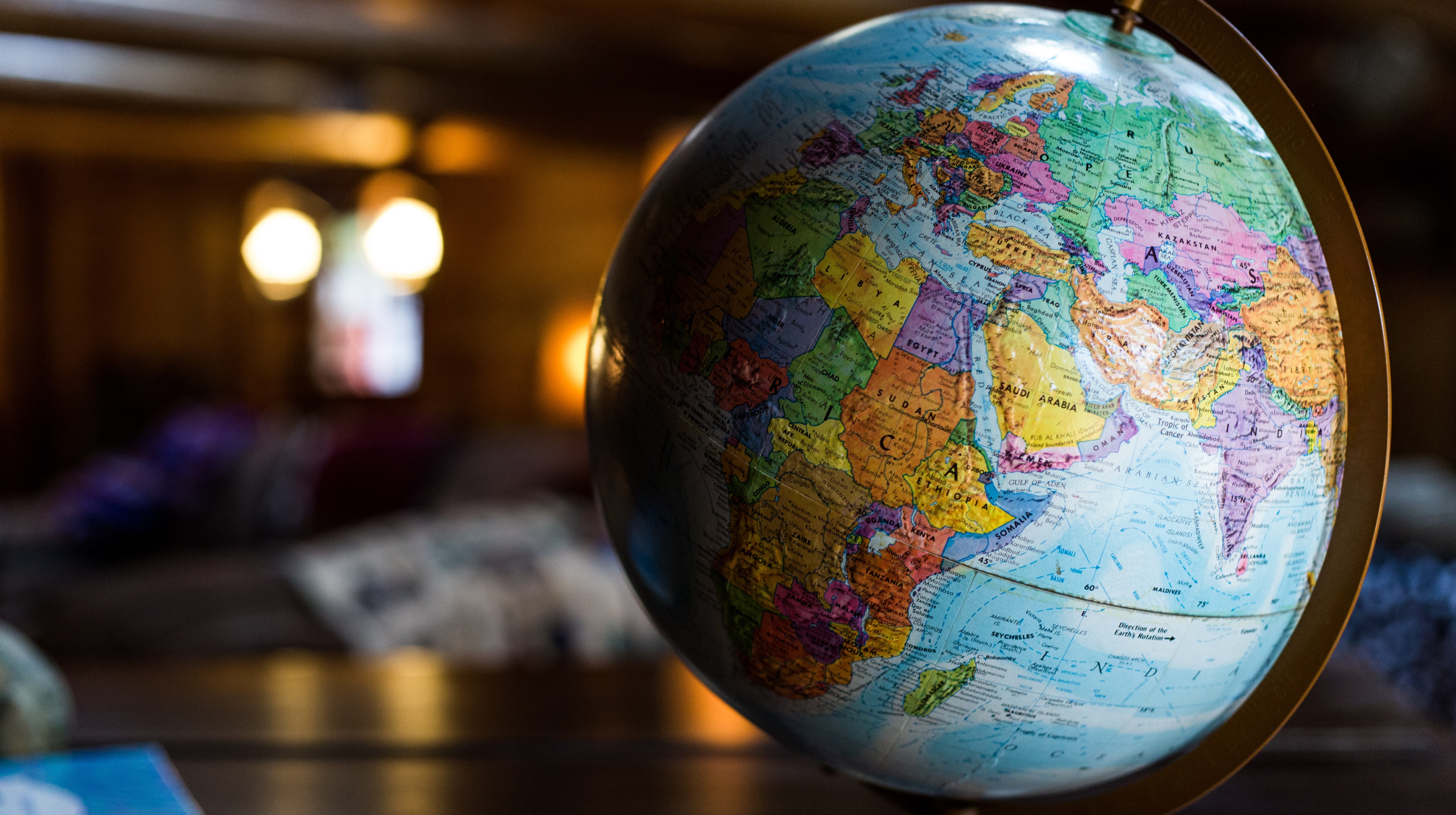 En jordglob mot en bakgrund med dov belysning