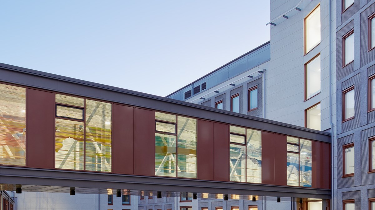 Kungälvs sjukhus nya vårdbyggnad i kvällsljus.