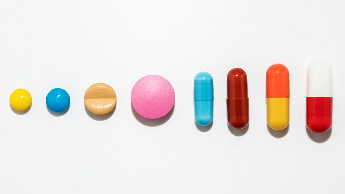 En rad av färgrika och olika läkemedel, tabletter