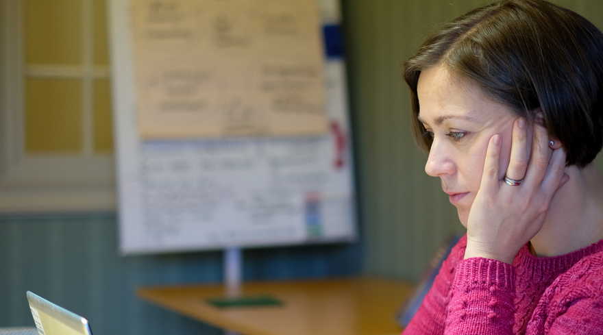 En person sitter vid datorn