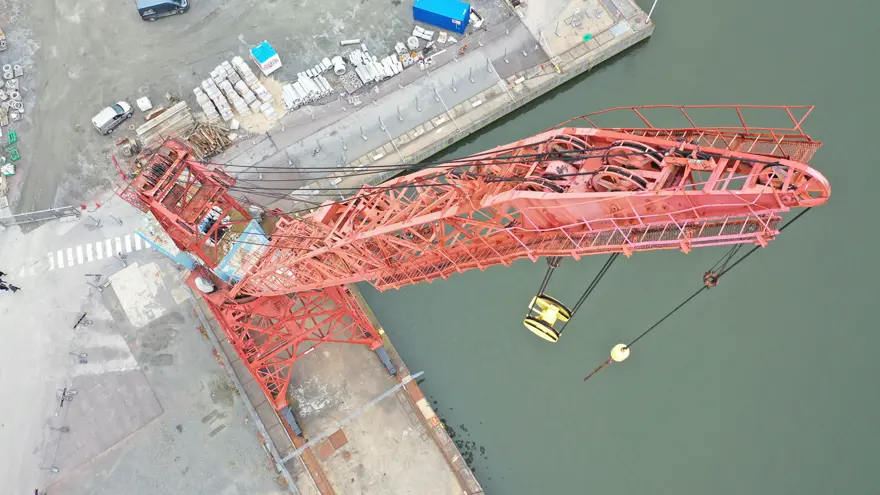 Ovanifrån, kranens lyftarm är sträckt uppåt.