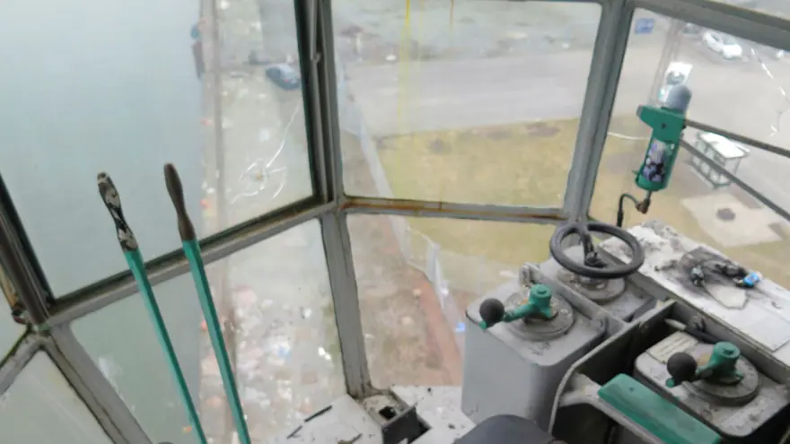 Inifrån styrhytten, en stol, långa spakar, rattar, stora fönster