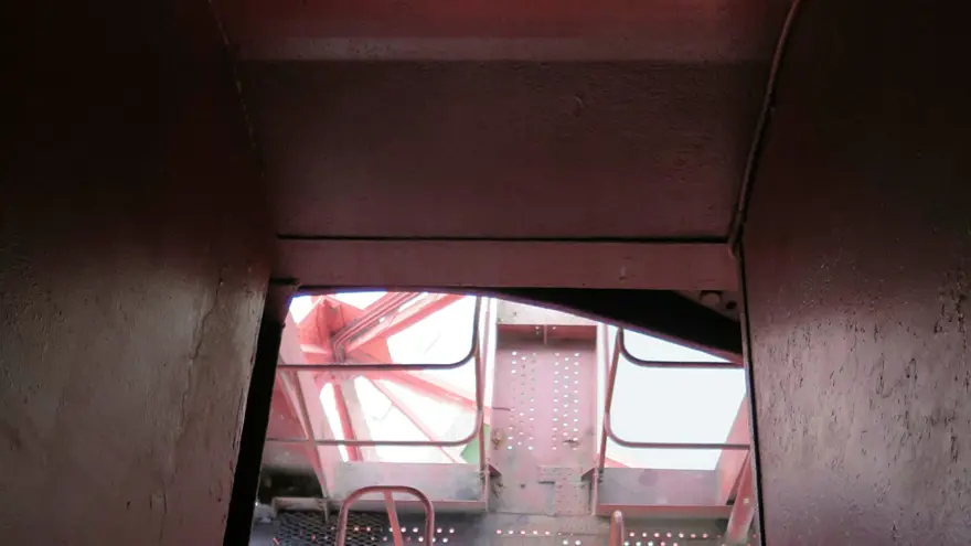 Inifrån kran 43, brant trappa som leder ner till en smal gång