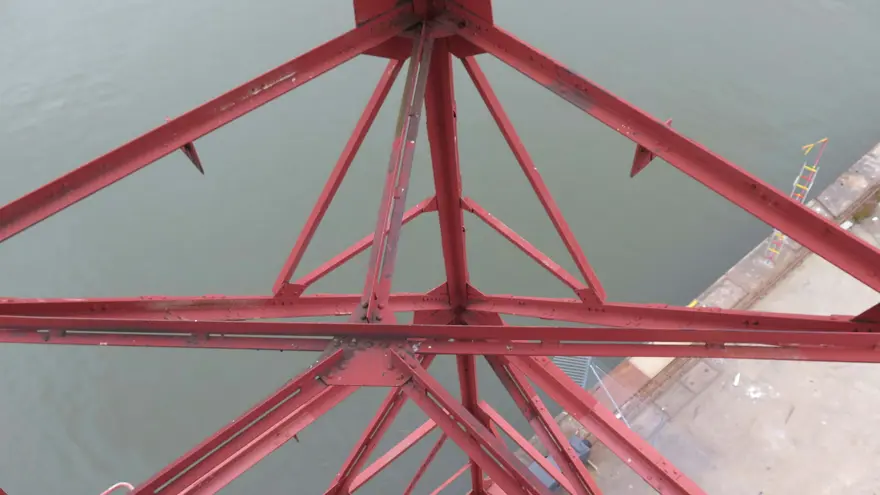 Närbild på metallstag på kran 43