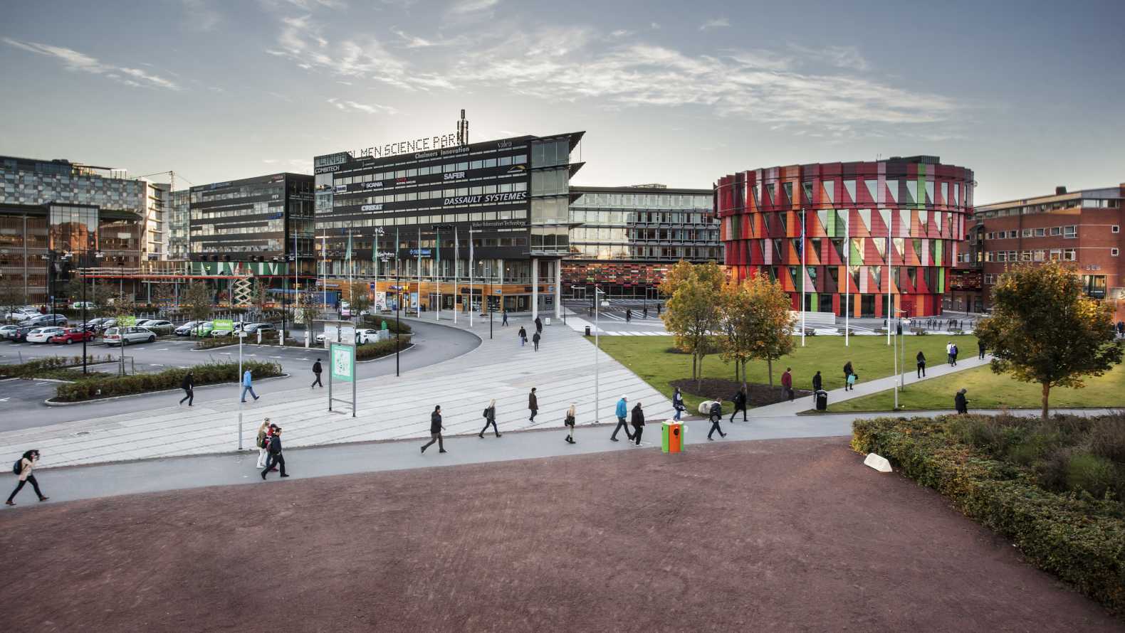 Vy över Lindholmen Science Park med människor som passerar över torget framför