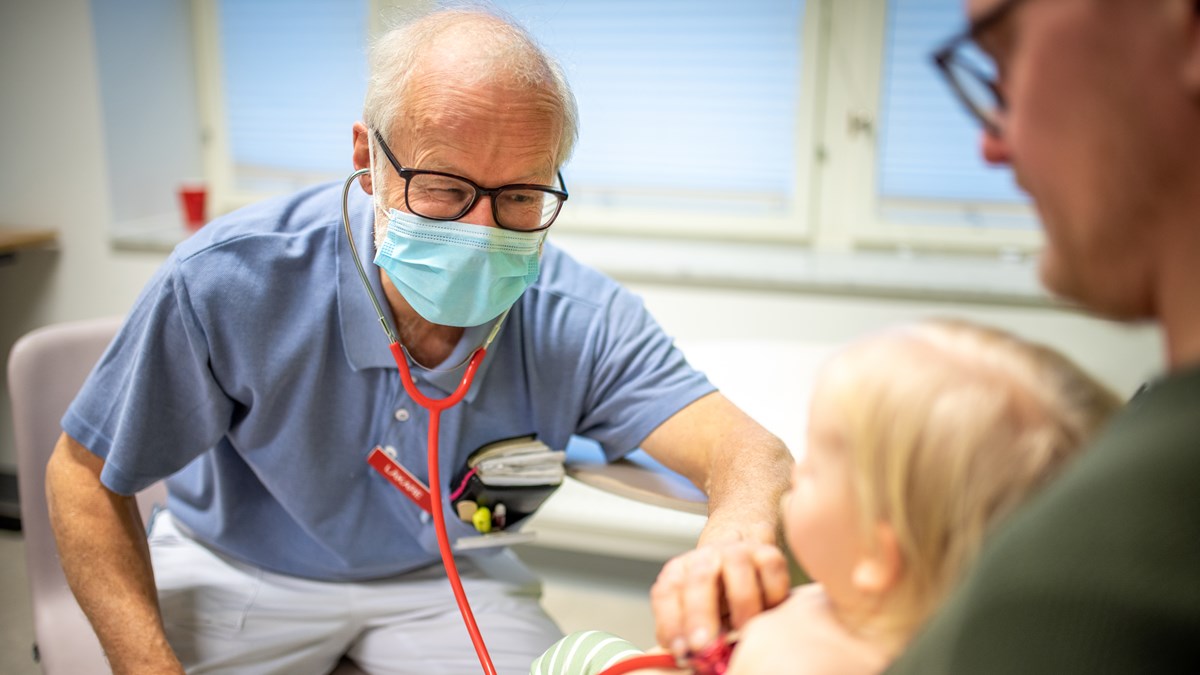 Bilden visar en barnläkare på Skaraborgs Sjukhus som undersöker ett barn.