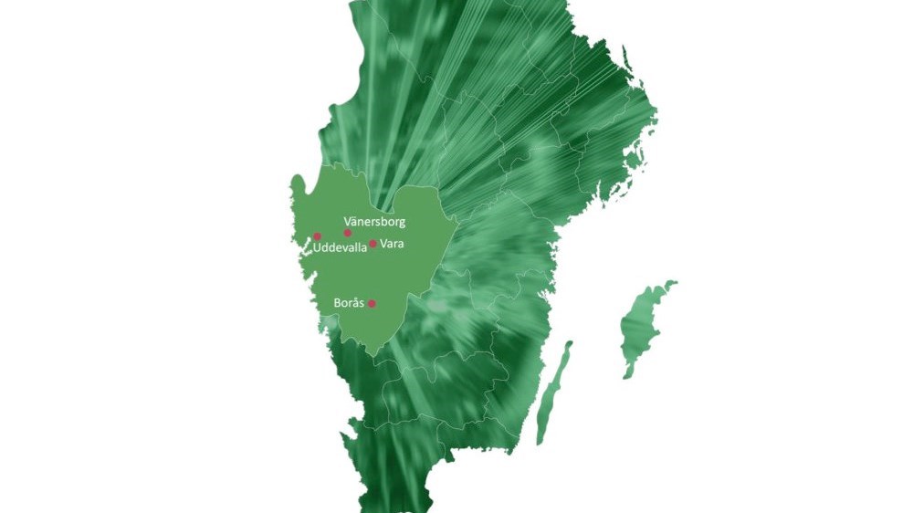 En grön kartbild över Västra Götaland, där Vänersborg, Uddevalla, Vara och Borås finns utmärkta med röda prickar.