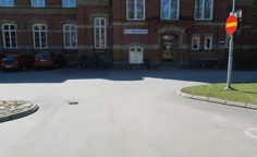 Röd tegelbyggnad med vita detaljer