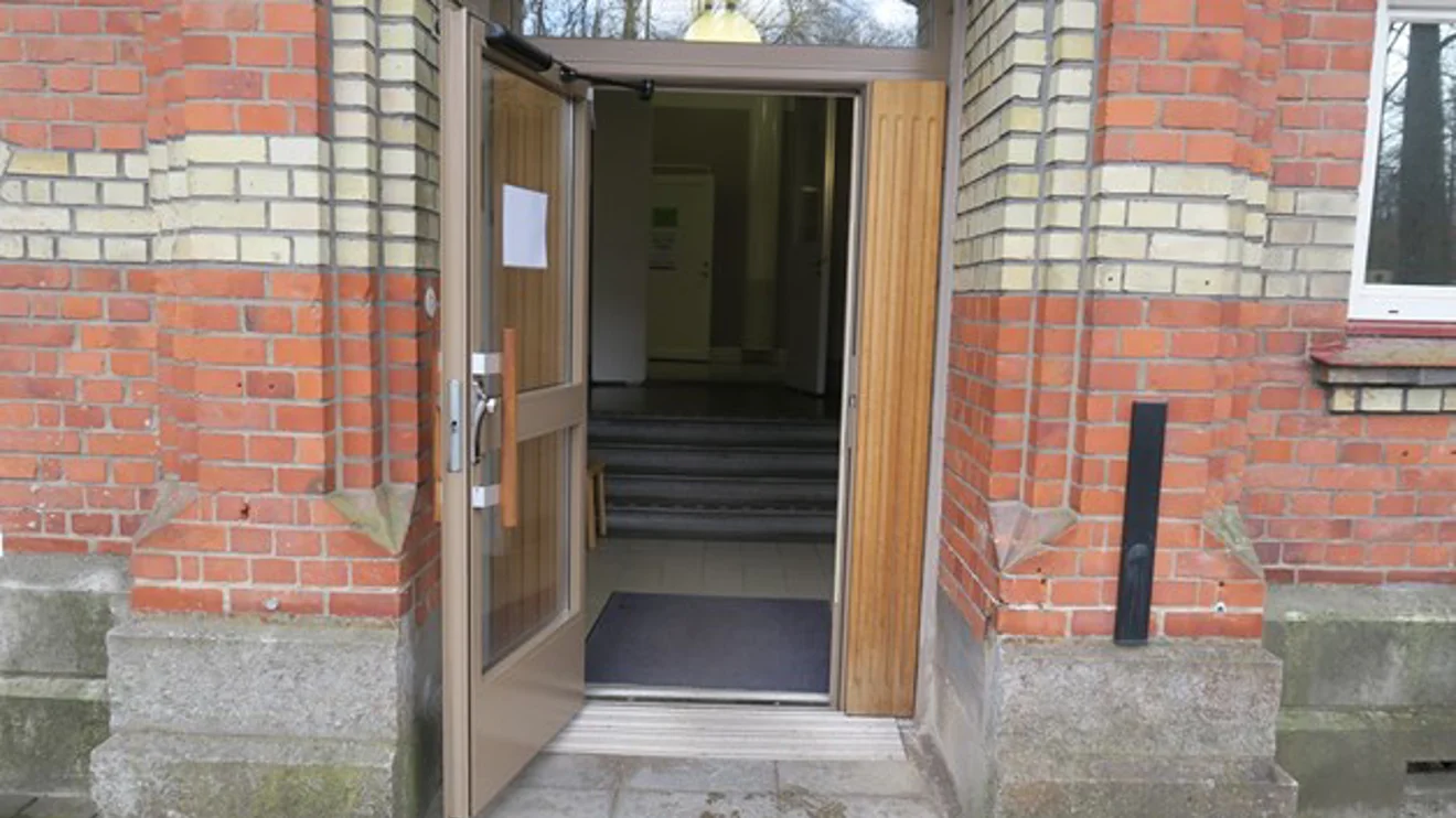 Glassentré i röd tegelbyggnad